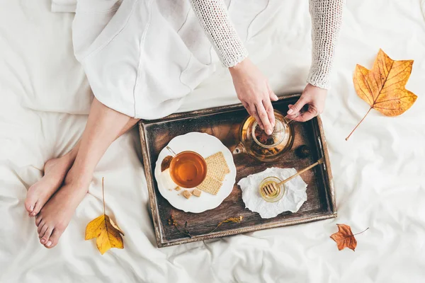 Vrouw Opwarming Van Aarde Thee Bed Venster Licht — Stockfoto