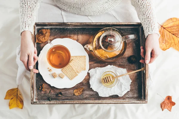 Felmelegedés Tea Ágyban Ablak Fény — Stock Fotó