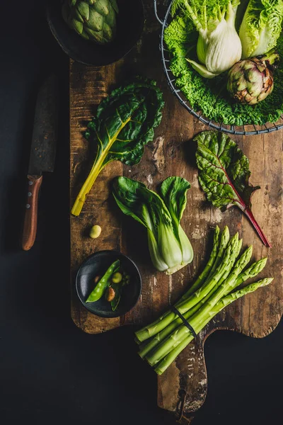 Verduras verdes en la tabla de cortar, vista superior —  Fotos de Stock