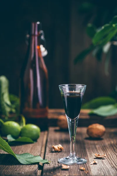 Tinctuur van walnoten in een glas op de tafel Rechtenvrije Stockfoto's