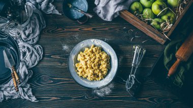 Elmalı turta yapma işlemi, çiğ shortcrust pasta