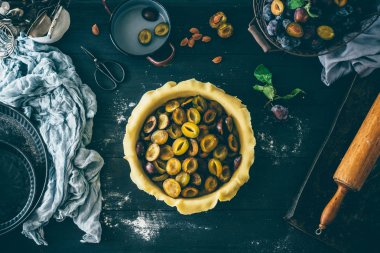 Erik pasta yapma süreci, erik ekleyerek