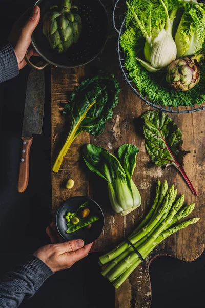 Green vegetables on the cutting board, top view — Stock Photo, Image