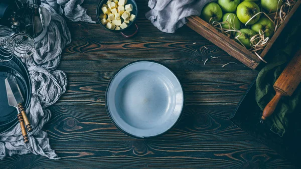 Tarta de manzana proceso de fabricación, plato vacío sobre la mesa —  Fotos de Stock