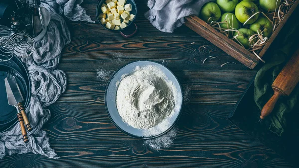 Tarta de manzana proceso de fabricación, harina en el plato —  Fotos de Stock