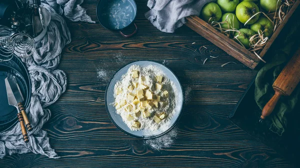 Proceso de elaboración del pastel de manzana, mantequilla en harina — Foto de Stock