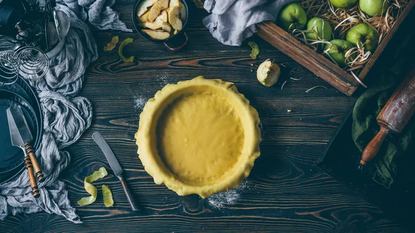 Apfelkuchenbacken, Teigformen — Stockfoto