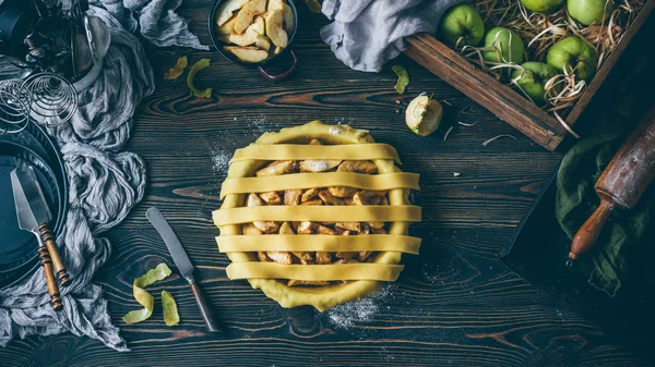 Tarta de manzana proceso de fabricación, decoración de la torta —  Fotos de Stock