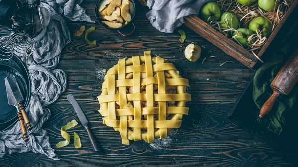 Processus de fabrication de tarte aux pommes, décoration gâteau — Photo