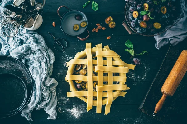Plommonpaj beslutsfattandeprocess, dekorera tårta — Stockfoto