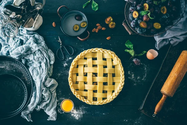 Torta de ameixa que faz o processo, decorando o bolo — Fotografia de Stock