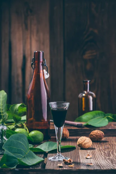 Tinctuur van walnoten in een glas op de tafel — Stockfoto