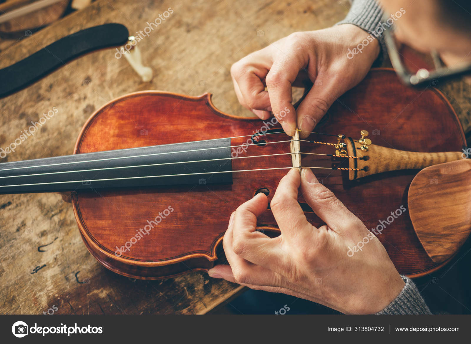 genéticamente definido vértice Luthier repair violin in his workshop Stock Photo by ©nioloxs 313804732