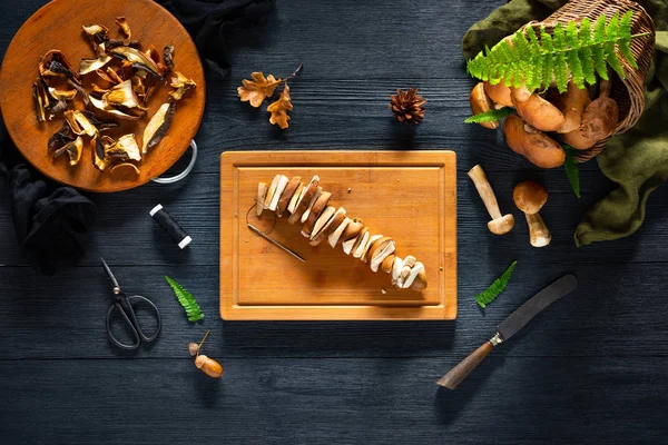 Paddenstoel Boletus bereid voor het drogen. bovenaanzicht Stockfoto