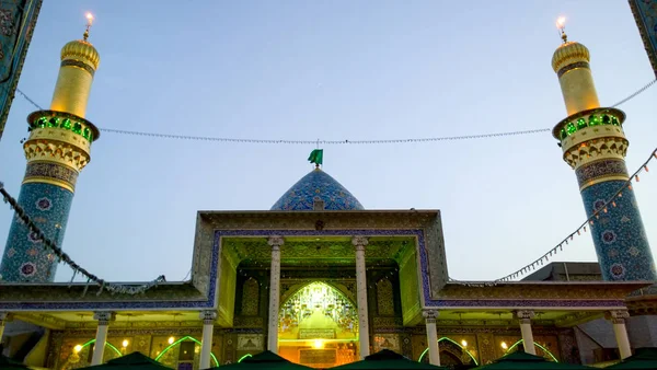 Sabba ドゥジャイルと呼ばれるして Sayed モハメッドの神社の写真それはシーア派コミュニティの神社の一つです ドーム州の Salah Din Its つの金色の尖塔にあります — ストック写真