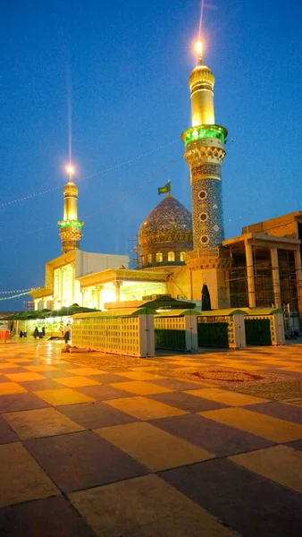 Sabba Düceyil denir, Sayed Muhammed tapınak resmini bu türbelerin Şii toplumunun biridir ve kubbe bir il Salah al-Din.its gösterir ve iki altın Minare bulunur