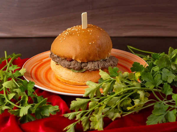 Biały Burger Jasnym Tle Frytkami — Zdjęcie stockowe