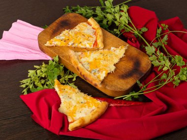 4 peynirli pizza, etli pizza, 3 dilim pizza.