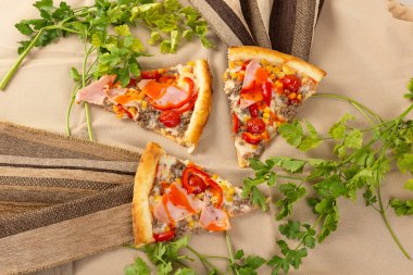 4 peynirli pizza, etli pizza, 3 dilim pizza.