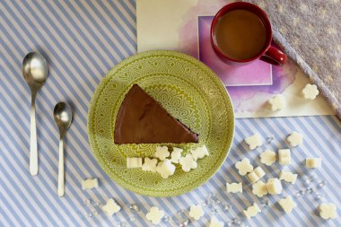 Kahveli çikolatalı kek, kaşıkla tabakta.