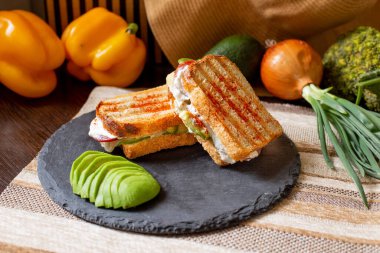 Domuz pastırmalı ve sebzeli ızgara sandviç.