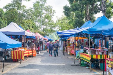 Kuala Lumpur, Malezya - 27 Mayıs 2018: insanlar keşfetmek ve ramazan Bazaar.It etrafında gıdalar satın hızlı Ramazan kutsal ay kırmak Müslüman için kurulur.