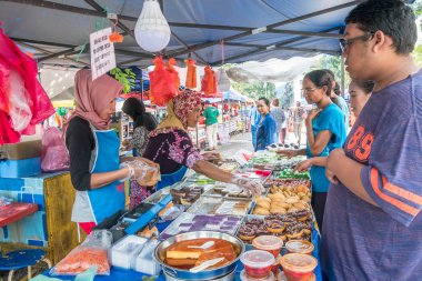 Kuala Lumpur, Malezya - 27 Mayıs 2018: İnsanlar görülebilir gıdalar ve ramazan Bazaar.It ahır, atıştırmalıklar satın hızlı Ramazan kutsal ay kırmak Müslüman için kurulan.