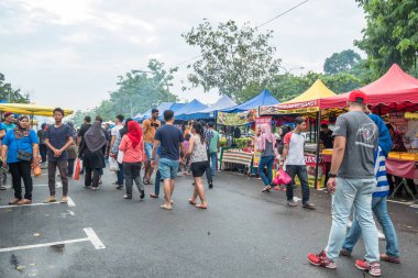Kuala Lumpur, Malezya - 29 Mayıs 2018: insanlar keşfetmek ve ramazan Bazaar.It etrafında gıdalar satın hızlı Ramazan kutsal ay kırmak Müslüman için kurulur.