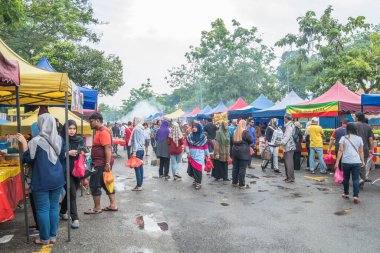 Kuala Lumpur, Malezya - 29 Mayıs 2018: insanlar keşfetmek ve ramazan Bazaar.It etrafında gıdalar satın hızlı Ramazan kutsal ay kırmak Müslüman için kurulur.