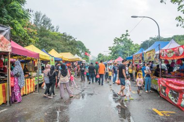 Kuala Lumpur, Malezya - 29 Mayıs 2018: insanlar keşfetmek ve ramazan Bazaar.It etrafında gıdalar satın hızlı Ramazan kutsal ay kırmak Müslüman için kurulur.