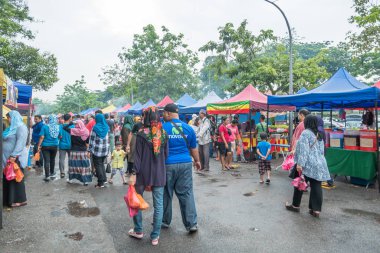 Kuala Lumpur, Malezya - 29 Mayıs 2018: insanlar keşfetmek ve ramazan Bazaar.It etrafında gıdalar satın hızlı Ramazan kutsal ay kırmak Müslüman için kurulur.