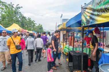 Kuala Lumpur, Malezya - 29 Mayıs 2018: insanlar keşfetmek ve ramazan Bazaar.It etrafında gıdalar satın hızlı Ramazan kutsal ay kırmak Müslüman için kurulur.