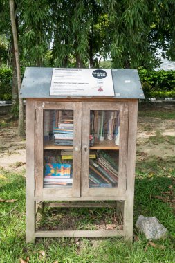 Kuala Lumpur, Malezya - 29,2018 olabilir: Küçük sokak Kütüphane Titi raf Titiwangsa Lake Gardens adlı bulunan, ziyaretçiler bu başlangıç rafı kitap okumak için izin.