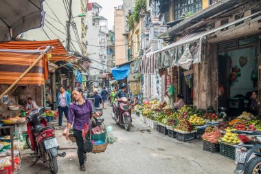 Hanoi, Vietnam - 6 Kasım 2017: Hanoi, Vietnam için sabah markette kimliği belirsiz sokak satıcısı yerel günlük yaşam. 