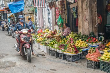 Hanoi, Vietnam - 6 Kasım 2017: Hanoi, Vietnam için sabah markette kimliği belirsiz sokak satıcısı yerel günlük yaşam. 