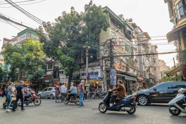 Hanoi, Vietnam - 2 Kasım 2017: Motosiklet ve Hanoi Old Quarter, Vietnam başkenti araçlarda yoğun trafik görünümünü.
