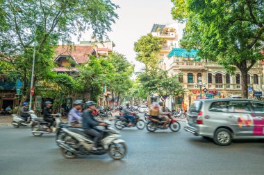 Hanoi, Vietnam - 1 Kasım 2017: Motosiklet ve Hanoi Old Quarter, Vietnam başkenti araçlarda yoğun trafik görünümünü.