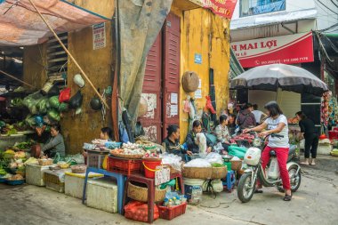 Hanoi, Vietnam - 1 Kasım 2017: Hanoi, Vietnam için sabah markette kimliği belirsiz sokak satıcısı yerel günlük yaşam. 