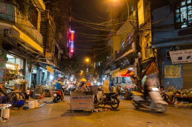 Hanoi, Vietnam - Ekim 31,2017: Hanoi Old Quarter gece sokak pazarında, insanlar olabilir keşfetmek görüldü.