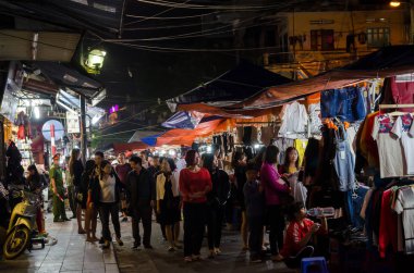 Hanoi, Vietnam - Kasım 5,2017: Hanoi Old Quarter gece sokak pazarında, insanlar olabilir keşfetmek görüldü.