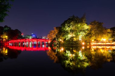 Hanoi, Vietnam - Kasım 2,2017: Hoan Kiem Gölü, Hanoi Bridge'de kırmızı Huc. Hoan Kiem Gölü 