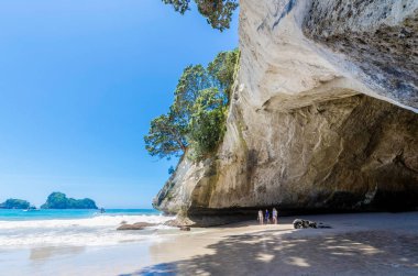 Coromandel Yarımadası üzerinde North Island Yeni Zelanda Cumhuriyeti katedral Cove'da. İnsanlar-ebilmek çevresinde keşfetmek seen.