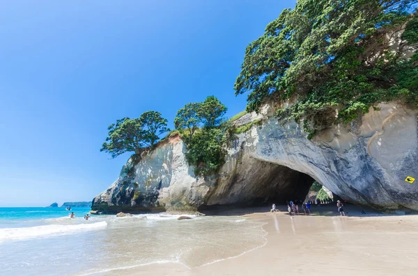 Cathedral Cove ในคาบสม Coromandel บนเกาะเหน อของน แลนด คนสามารถเห นการส ารวจรอบ — ภาพถ่ายสต็อก