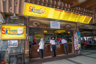 Kajang, Malezya - Temmuz 25,2017: Hj Samuri Kajang şehirdeki ünlü satay restoran ve sadece Mrt İstasyonu'nun yanında yer almaktadır. Müşteriler onların gıdalar kasada sipariş görülebilir.