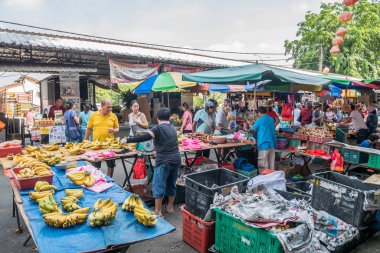 Selangor, Malezya - Temmuz 10,2017: Ampang, Malezya sabah pazarının doğal görünümü. Sabah piyasada satmaktadır tarımsal ürün Hediyelik eşya için neredeyse her şeyi satmak.