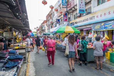 Selangor, Malezya - Temmuz 10,2017: Ampang, Malezya sabah pazarının doğal görünümü. Sabah piyasada satmaktadır tarımsal ürün Hediyelik eşya için neredeyse her şeyi satmak.