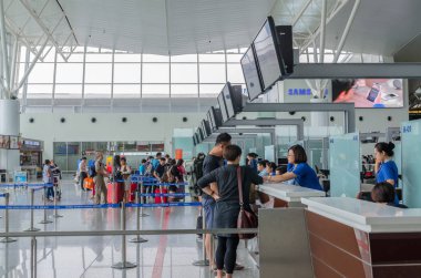 Hanoi, Vietnam - Kasım 6,2017: yolcu olabilir check-in ve onların uçuş Noi Bai Uluslararası Havalimanı, Vietnam için bekliyor.