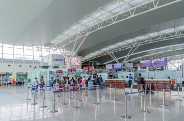 Hanoi, Vietnam - Kasım 6,2017: yolcu olabilir check-in ve onların uçuş Noi Bai Uluslararası Havalimanı, Vietnam için bekliyor.