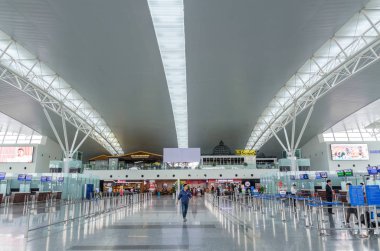 Hanoi, Vietnam - Kasım 6,2017: gezginler olabilir görüldü keşfetmek ve onların uçuş Noi Bai Uluslararası Havalimanı, Vietnam için bekliyor.