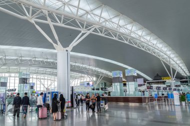 Hanoi, Vietnam - Kasım 6,2017: gezginler olabilir görüldü keşfetmek ve onların uçuş Noi Bai Uluslararası Havalimanı, Vietnam için bekliyor.